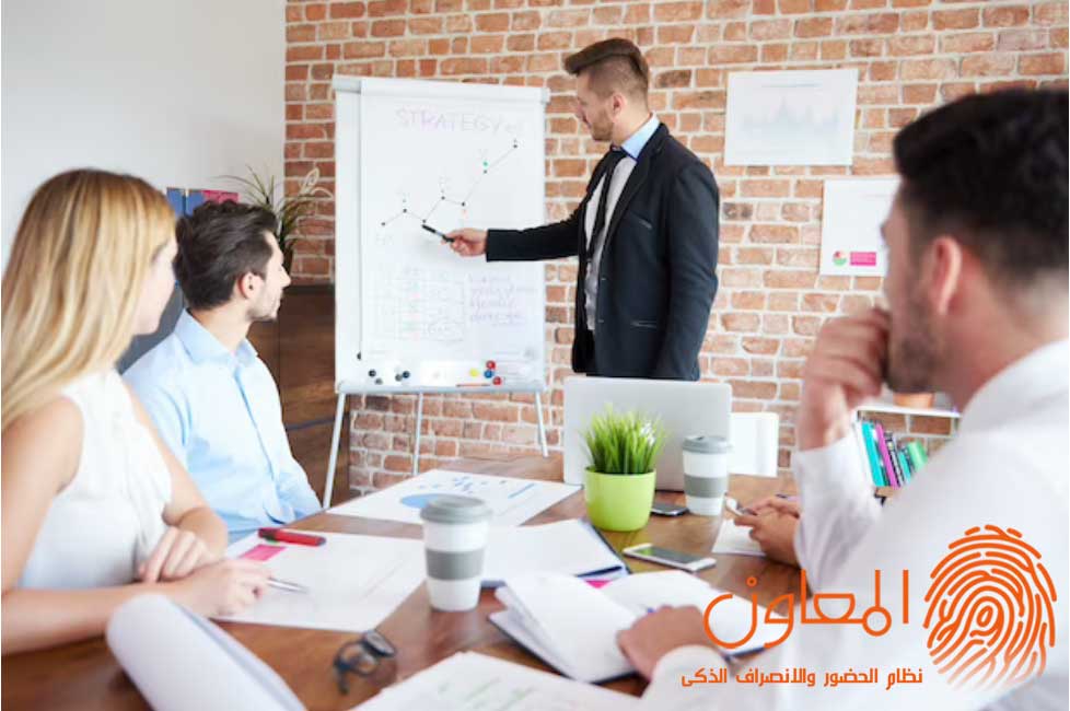 يساهم التدريب في تحسين أداء الموظفين بمعالجة نقاط الضعف وتعزيز المهارات المهمة لديهم.