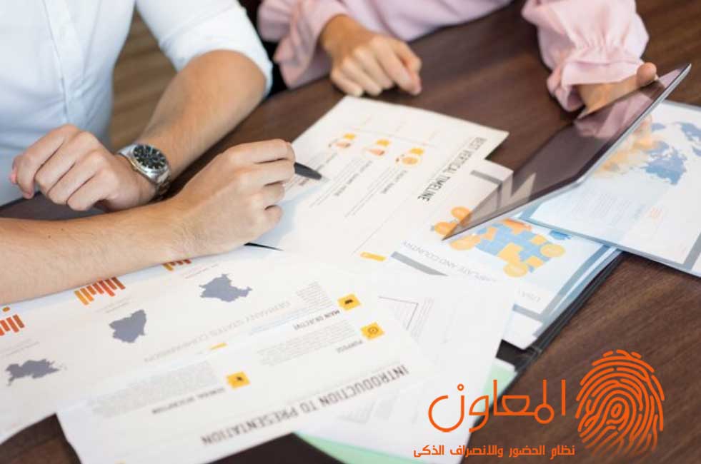 يجب على المدير تقديم تعليقات وملاحظات للموظفين بانتظام وفي الوقت المناسب