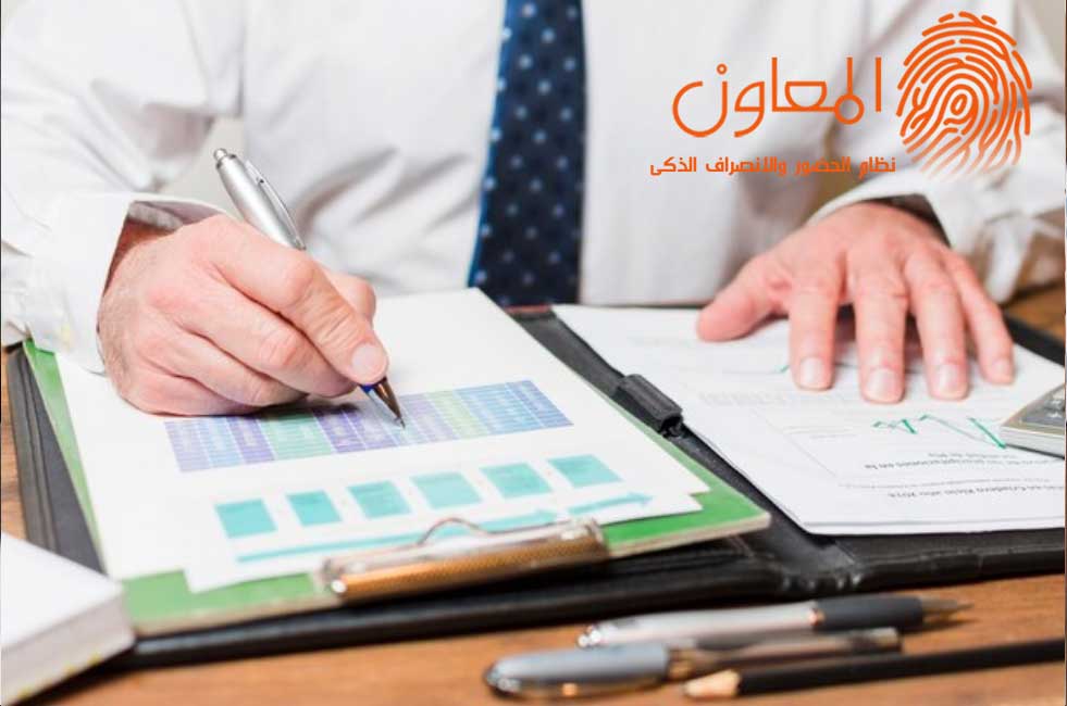 يجب على المدير تقديم تعليقات وملاحظات للموظفين بانتظام وفي الوقت المناسب