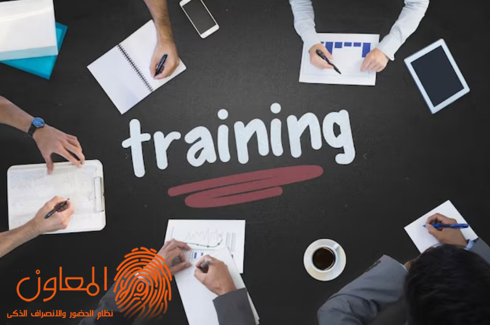 كيف يمكن استخدام تطبيق الجوال لمتابعة الموظفين وأداء عملهم بشكل محدد