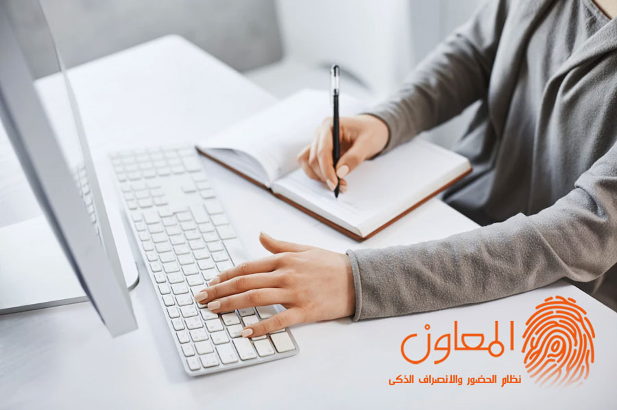 تقارير تفصيلية: تتبع دقيق لساعات العمل والإجازات